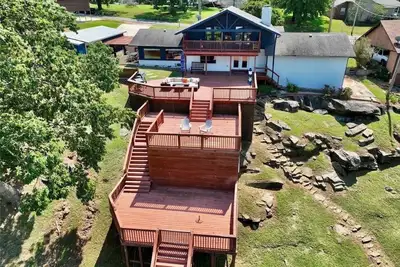 Image de 6 Oaks Overlook is a spacious 5-bedroom house with stunning lake views & access.