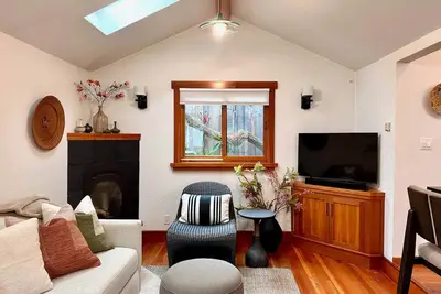 Image de Designer Inspired Beach Cottage, One Short Block from the an Expansive Beach