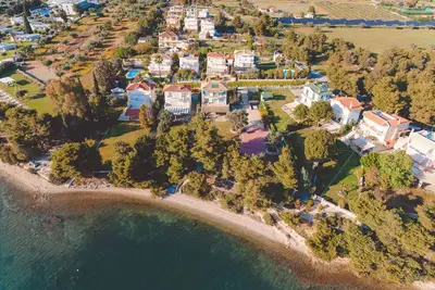 Image de Beachfront Villa – Just 40 Steps from your Private Beach