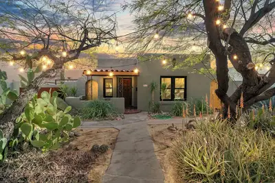 Image de Desert Bloom Bungalow-Historic Sam Hughes Adobe minutes from Gem Show!