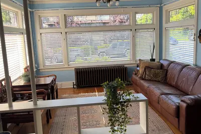 Image de Convenient location, 2 bedroom. 1. 5 bath. Sleep 5. WiFi, Ac, parking available.