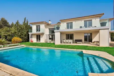 Image de Villa contemporaine avec vue panoramique sur la mer