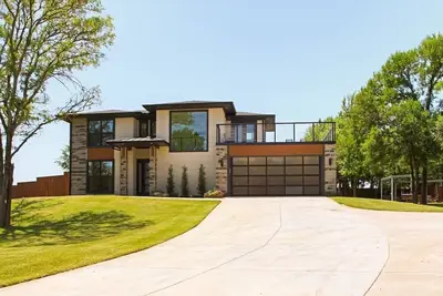 Image de The Rooftop - Modern Luxury at the Lake!