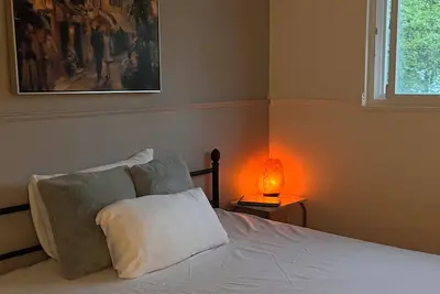 Image de Cozy stay centrally located. \nFree Parking, High-Speed Internet, Smart Tv