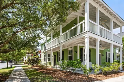 Image de The Salty Lime- 4 Bedroom Townhouse in the heart of Old Town!