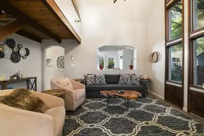Image de Escape to the Bidwell Bungalow: Cozy Beds & Boho Vibes