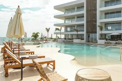 Image de Luxurious and large apartment with direct access to pool/beach on Mambo Beach