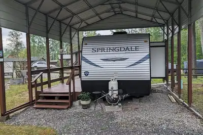 Image de Cozy 2-bedroom Rv in amazing Pipestem with Ac, WiFi and Heat Smart Tv