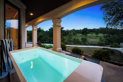Image de Hill Country Views w/ cold plunge, sauna, fire pit, grill on 10 acres!
