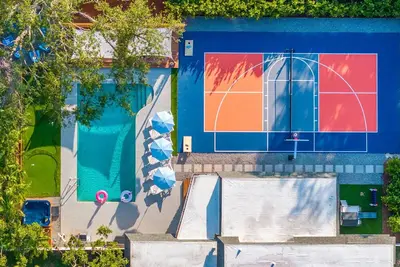 Image de Family-Friendly Oasis: 5br~Sports Court~Large Heated Pool~Spa~PuttPutt~Game Room