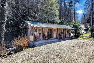 Image de Smoky Mtn Cabin with Creek Views and Waterfall