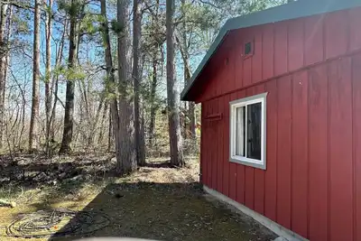 Image de Welcome to your Up North getaway! This cozy 3-bedroom cabin-style motel sits on the North Branch of the AuSable River with quick access to the water via a short two-track trail. You’ll also be close to the legendary Lovells Riverside Tavern.