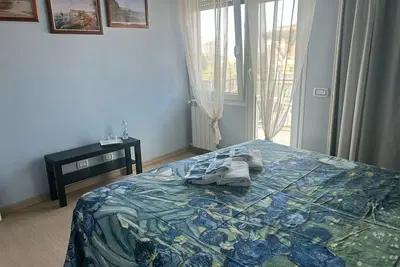 Image de Apartment in the heart of the city, cool, spacious and a stone's throw from the sea.