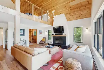 Image de Spacious modern chalet with hot tub, game room, and stunning Sunday River views