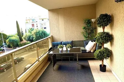 Image de 5m to the Beach/Promenade. Charming 1-bedroom apartment with Ac & Pool