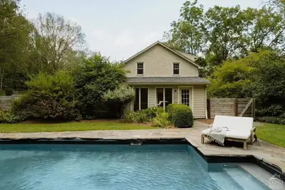 Image de The Kripplebush Farmhouse: Pool, Wood burning Fireplace, Fire Pit, Location! !
