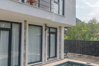 Image de Villa Begonvil\nözel havuzlu lüks villa, özel bahçe ve veranda, açık alanda masa,