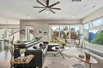 Image de Walk to Boa Stadium & Uptown, Rooftop HotTub, Private Gym.