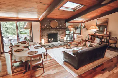 Image de New Mid-Century Forest Retreat - 12mins to Tiec