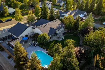 Image de Sunny Pines :: Pool & Spa + Backyard Oasis!