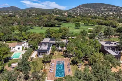 Image de Superb 5 bedroom Villa, 400m from the sea, in the Golf of St Tropez.