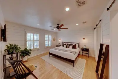 Traveler: A Guest Suite for the Explorer at Heart in Comfort, Tx