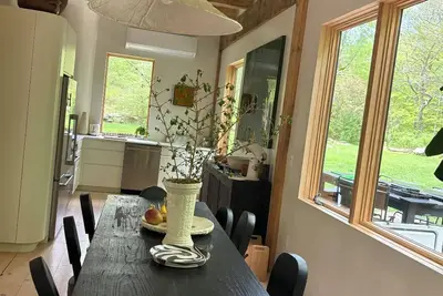 Image de Designer home on a stream with Ac and WiFi in Patterson