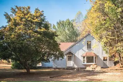 Image de Spacious 4-bedroom farmhouse with 20 acres surrounded by a whitewater creek.