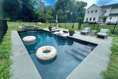 Image de Spacious 4-bedroom estate in Ct, 1 hr to Ny, guest cottage, barn, pool, privacy,