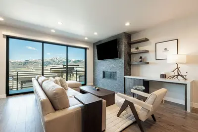 Image de Hideout's Newest Gem — Unmatched Views, Elevated Style