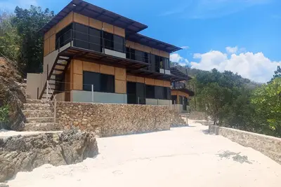 Image de 4 Bedroom 2-Storey Beach House with Pool