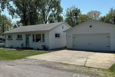 Charming 3-bedroom house in Sandusky -Bay View -with Ac, WiFi, and a new deck.