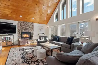 Image de Sparkling and spacious 5 bed with mountain views - Ski shuttle right outside!
