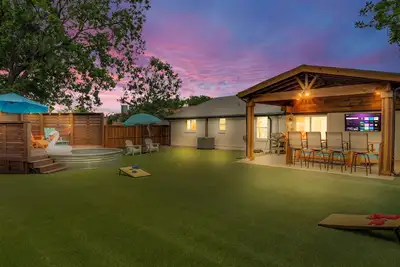 Walk to Stadiums + Outdoor Oasis + Pool