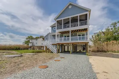 Image de New Construction! Pet friendly, steps to the beach and water views