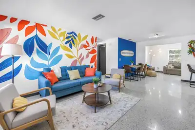 Image de Oasis 3beds- 5minutes to beach -air hockey, foosball, pacman - beautiful murals!