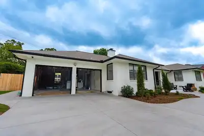 Image de Cozy Retreat in the heart of Tulsa. Fully handicap shower!