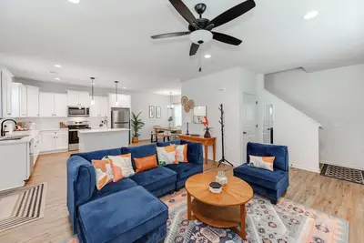 Image de Charming 3-bedroom Charlotte hub! 3. 5 miles to city!