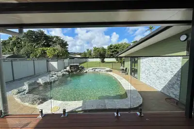 Image de Just seconds from tours and dining, with a relaxing pool and spa to unwind