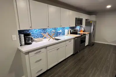 Image de New 2-bedroom Apt on 2. 5 forested acres close to airport, downtown, and trails.