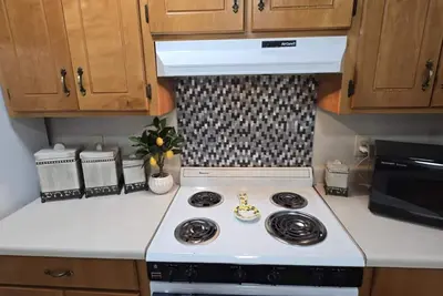 Image de Ella's Place is a charming 3-bedroom house with Ac, WiFi in East Columbus