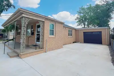 Image de Bungalow On The Blvd - Perfect for long stays, TVs in every room, ample parking!