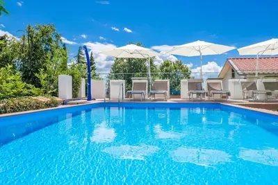 Image de Appartement de quatre chambres avec la terrasse Omisalj, Krk (A-24362-b)