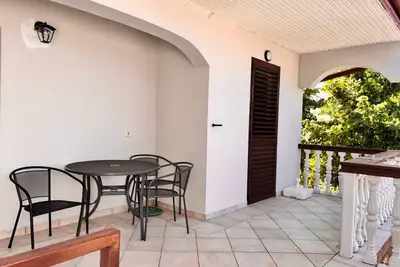 Image de Appartement d'une chambre avec la terrasse Karlobag (A-24387-a)