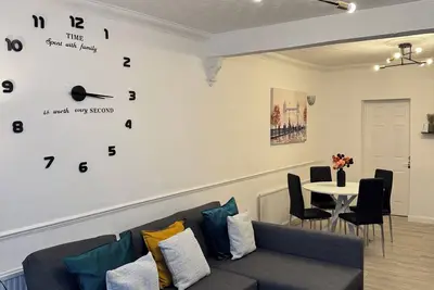 Image de Welcome to this newly renovated cozy & charming home in Dagenham, East London