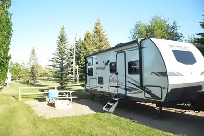 Image de \"Luxury Trailer Getaway – Cobblestone Rv Park (Sleeps 6! )\"