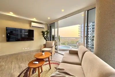 Image de Luxury 2-Br apartment with Hot water Jacuzzi and Seaview