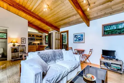 Image de Escape to Nature: Cozy Lakeside Cottage on Lily Pond