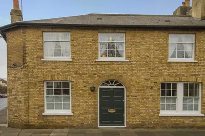 Image de A luxury family friendly Georgian home in Hampton, set on a tree lined triangle.