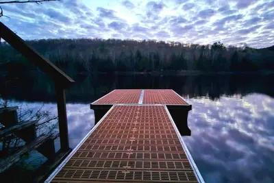 Image de Cozy Little Lakefront Cottage with Outdoor Patio